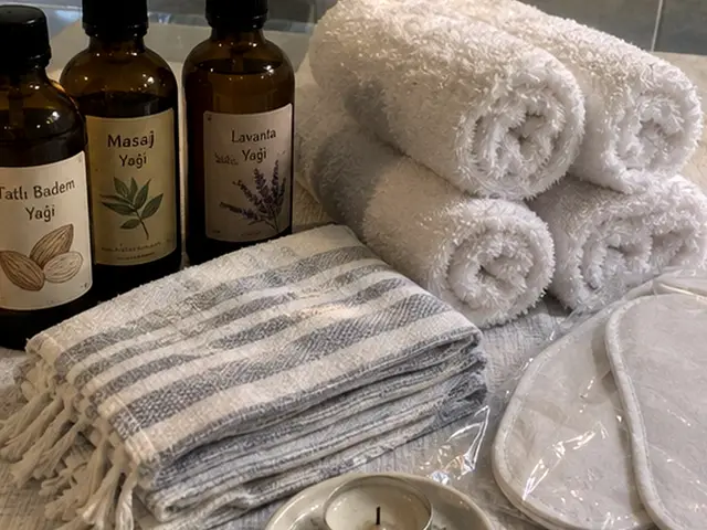 Tatlı badem ve lavanta yağı, havlular, peştemal ve mum — Balaban, Masaj Salonun