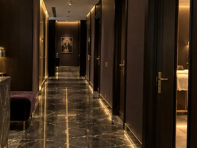 Koyu mermer zeminli, gizli ışıklı koridor — Balaban, Masaj Salonun